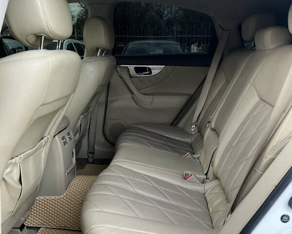 Белый Инфинити FX 35, объемом двигателя 3.5 л и пробегом 171 тыс. км за 11700 $, фото 10 на Automoto.ua