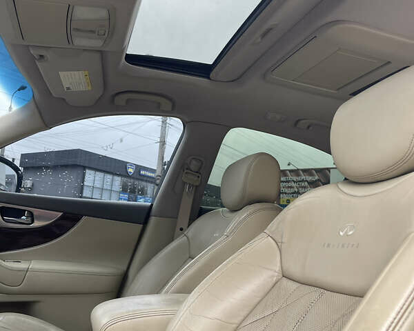 Белый Инфинити FX 35, объемом двигателя 3.5 л и пробегом 270 тыс. км за 12700 $, фото 31 на Automoto.ua