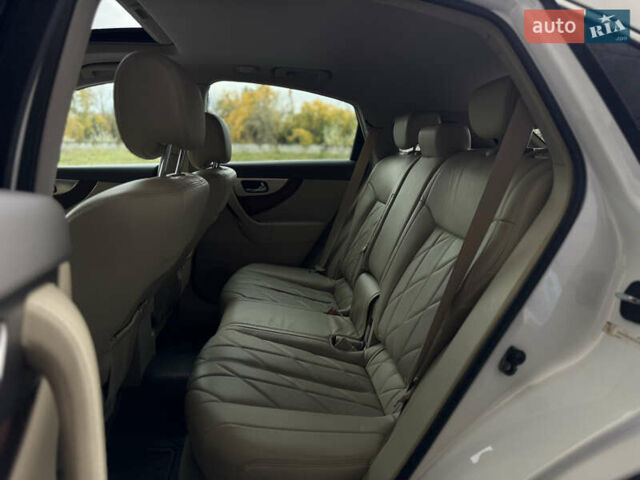 Белый Инфинити FX 35, объемом двигателя 3.5 л и пробегом 83 тыс. км за 16999 $, фото 17 на Automoto.ua