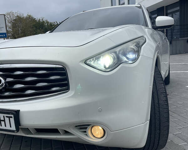 Белый Инфинити FX 35, объемом двигателя 3.5 л и пробегом 270 тыс. км за 12700 $, фото 16 на Automoto.ua