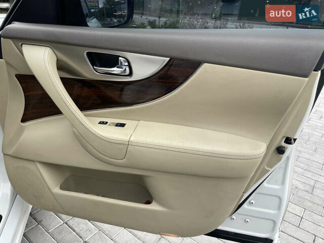 Белый Инфинити FX 35, объемом двигателя 3.5 л и пробегом 270 тыс. км за 12700 $, фото 39 на Automoto.ua