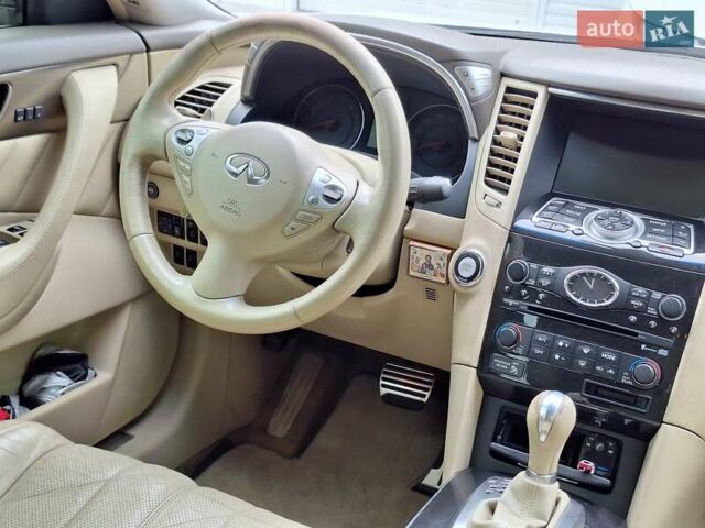 Белый Инфинити FX 35, объемом двигателя 3.5 л и пробегом 180 тыс. км за 14400 $, фото 26 на Automoto.ua