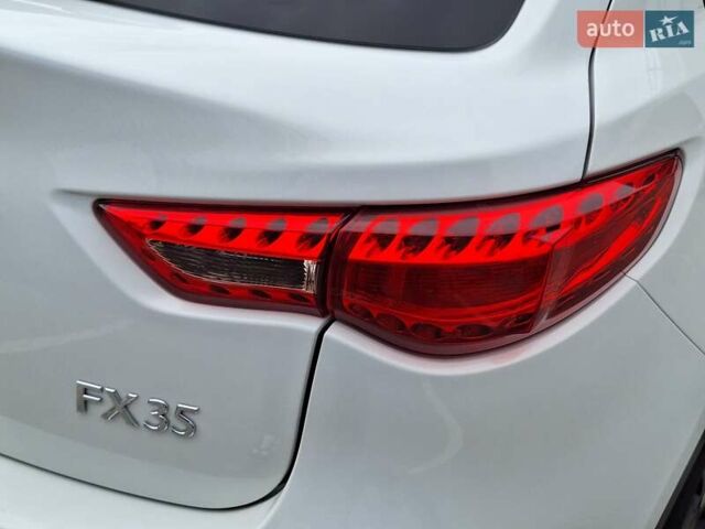 Белый Инфинити FX 35, объемом двигателя 3.5 л и пробегом 180 тыс. км за 14400 $, фото 11 на Automoto.ua