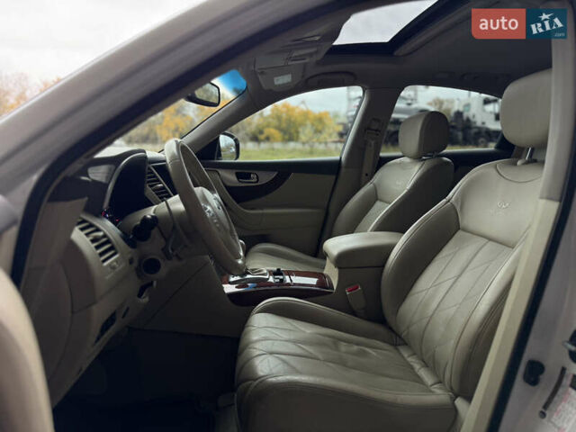 Белый Инфинити FX 35, объемом двигателя 3.5 л и пробегом 83 тыс. км за 16999 $, фото 16 на Automoto.ua