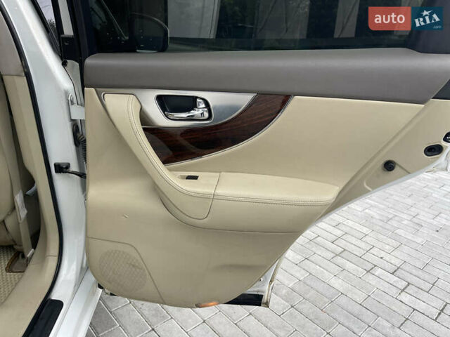 Белый Инфинити FX 35, объемом двигателя 3.5 л и пробегом 270 тыс. км за 12700 $, фото 33 на Automoto.ua