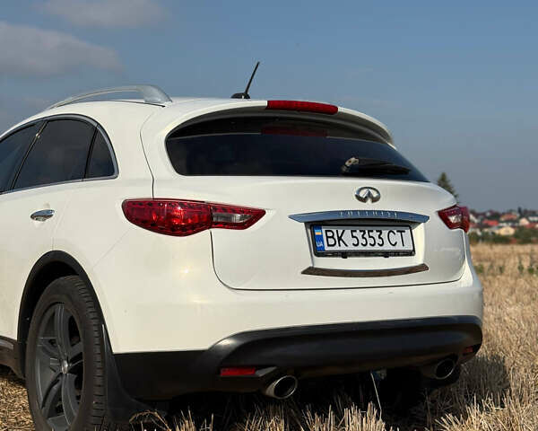 Белый Инфинити FX 35, объемом двигателя 3.5 л и пробегом 270 тыс. км за 12199 $, фото 3 на Automoto.ua