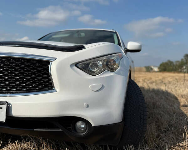 Белый Инфинити FX 35, объемом двигателя 3.5 л и пробегом 270 тыс. км за 12199 $, фото 14 на Automoto.ua