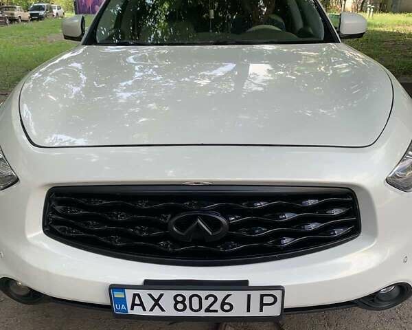 Белый Инфинити FX 35, объемом двигателя 3.5 л и пробегом 124 тыс. км за 13800 $, фото 7 на Automoto.ua