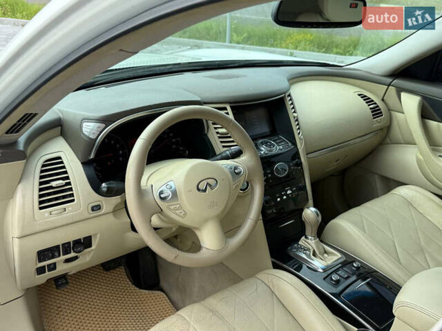 Белый Инфинити FX 35, объемом двигателя 3.5 л и пробегом 270 тыс. км за 12199 $, фото 25 на Automoto.ua