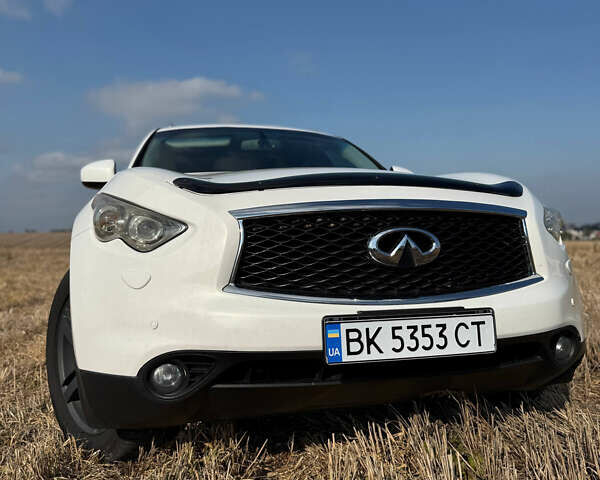 Белый Инфинити FX 35, объемом двигателя 3.5 л и пробегом 270 тыс. км за 12199 $, фото 13 на Automoto.ua