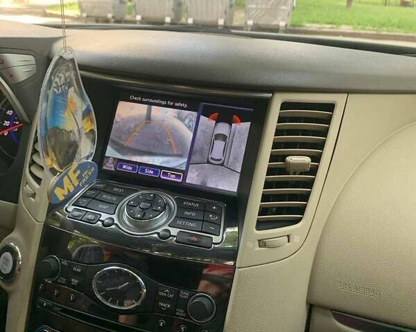 Белый Инфинити FX 35, объемом двигателя 3.5 л и пробегом 124 тыс. км за 13800 $, фото 2 на Automoto.ua