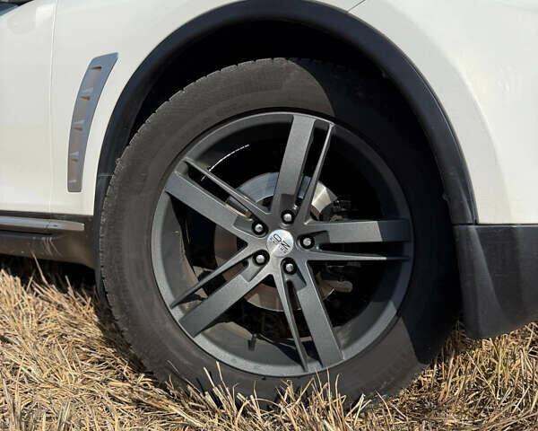 Белый Инфинити FX 35, объемом двигателя 3.5 л и пробегом 270 тыс. км за 12199 $, фото 20 на Automoto.ua