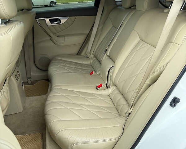 Белый Инфинити FX 35, объемом двигателя 3.5 л и пробегом 270 тыс. км за 12199 $, фото 27 на Automoto.ua