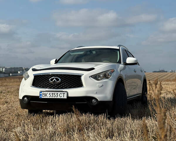 Белый Инфинити FX 35, объемом двигателя 3.5 л и пробегом 270 тыс. км за 12199 $, фото 5 на Automoto.ua