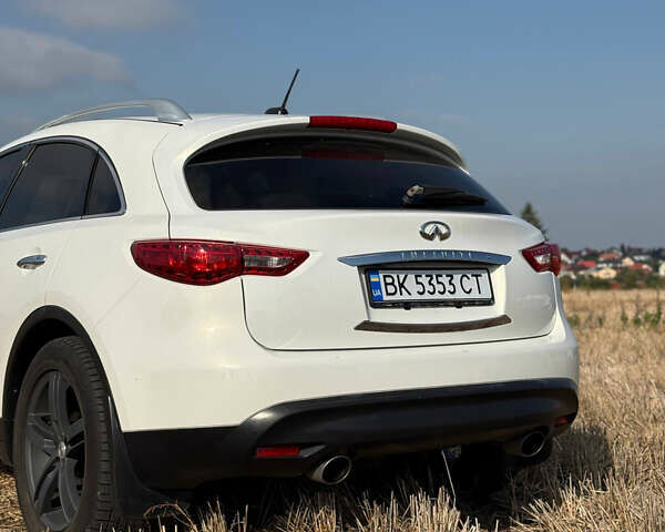 Белый Инфинити FX 35, объемом двигателя 3.5 л и пробегом 270 тыс. км за 12199 $, фото 4 на Automoto.ua