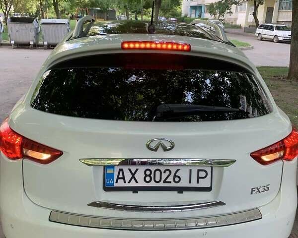 Белый Инфинити FX 35, объемом двигателя 3.5 л и пробегом 124 тыс. км за 13800 $, фото 9 на Automoto.ua
