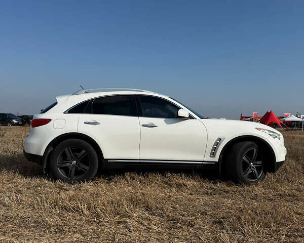 Белый Инфинити FX 35, объемом двигателя 3.5 л и пробегом 270 тыс. км за 12199 $, фото 17 на Automoto.ua