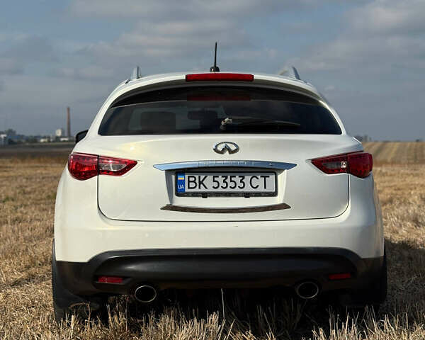 Белый Инфинити FX 35, объемом двигателя 3.5 л и пробегом 270 тыс. км за 12199 $, фото 2 на Automoto.ua
