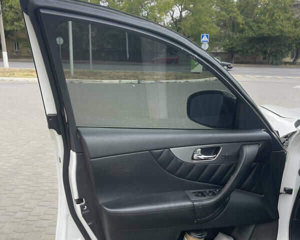 Белый Инфинити FX 35, объемом двигателя 3.5 л и пробегом 255 тыс. км за 14500 $, фото 15 на Automoto.ua