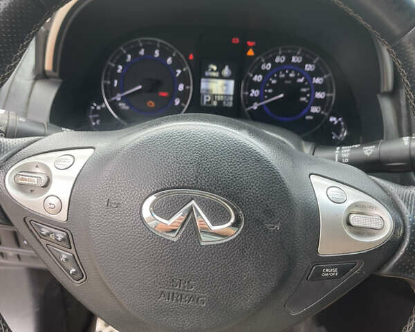 Белый Инфинити FX 35, объемом двигателя 3.5 л и пробегом 255 тыс. км за 14500 $, фото 8 на Automoto.ua