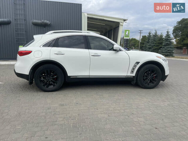 Белый Инфинити FX 35, объемом двигателя 3.5 л и пробегом 255 тыс. км за 14500 $, фото 5 на Automoto.ua