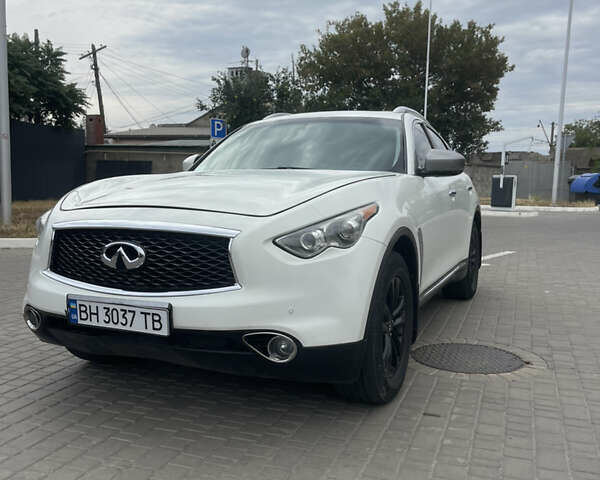 Белый Инфинити FX 35, объемом двигателя 3.5 л и пробегом 255 тыс. км за 14500 $, фото 1 на Automoto.ua