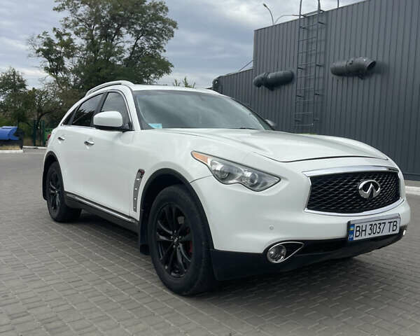 Белый Инфинити FX 35, объемом двигателя 3.5 л и пробегом 255 тыс. км за 14500 $, фото 6 на Automoto.ua