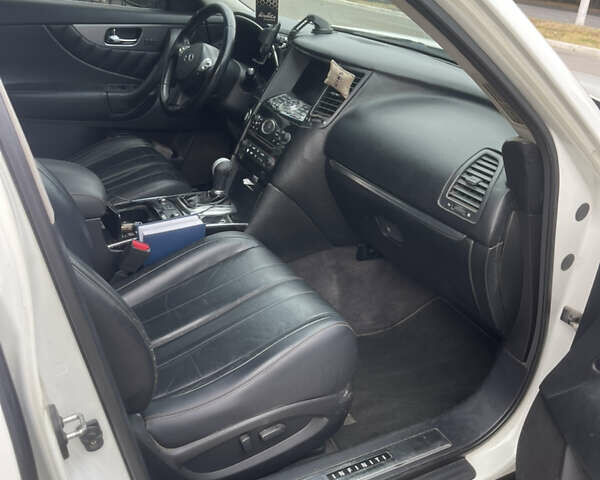 Белый Инфинити FX 35, объемом двигателя 3.5 л и пробегом 255 тыс. км за 14500 $, фото 13 на Automoto.ua