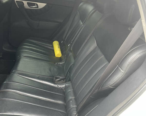 Белый Инфинити FX 35, объемом двигателя 3.5 л и пробегом 255 тыс. км за 14500 $, фото 14 на Automoto.ua