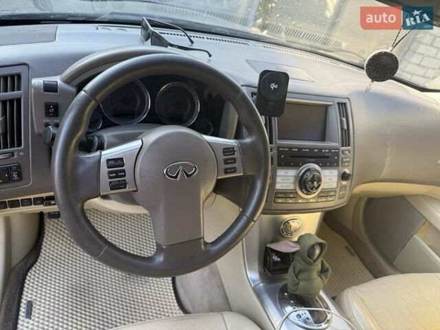 Черный Инфинити FX 35, объемом двигателя 3.5 л и пробегом 247 тыс. км за 7500 $, фото 6 на Automoto.ua