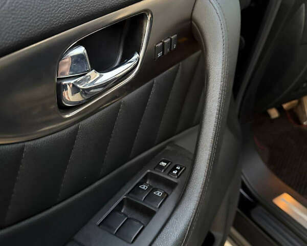 Черный Инфинити FX 35, объемом двигателя 3.5 л и пробегом 196 тыс. км за 13500 $, фото 17 на Automoto.ua