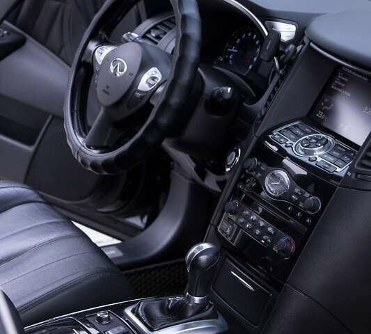 Черный Инфинити FX 35, объемом двигателя 3.5 л и пробегом 256 тыс. км за 13900 $, фото 20 на Automoto.ua