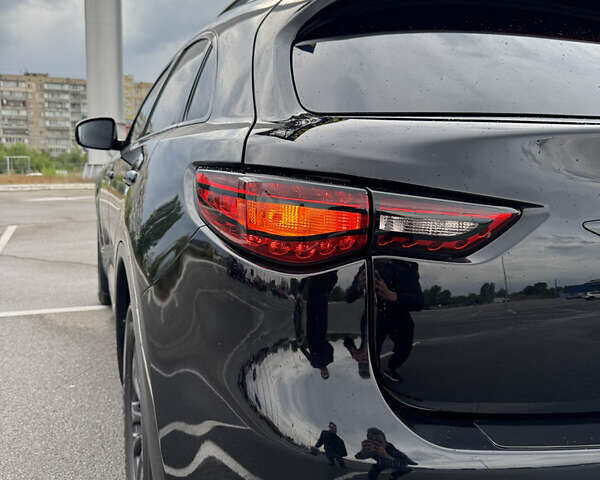 Черный Инфинити FX 35, объемом двигателя 3.5 л и пробегом 133 тыс. км за 16333 $, фото 12 на Automoto.ua