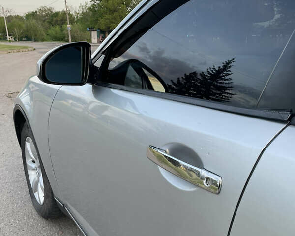 Серый Инфинити FX 35, объемом двигателя 3.5 л и пробегом 177 тыс. км за 7500 $, фото 6 на Automoto.ua