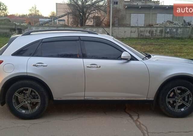 Серый Инфинити FX 35, объемом двигателя 3.5 л и пробегом 280 тыс. км за 8000 $, фото 3 на Automoto.ua