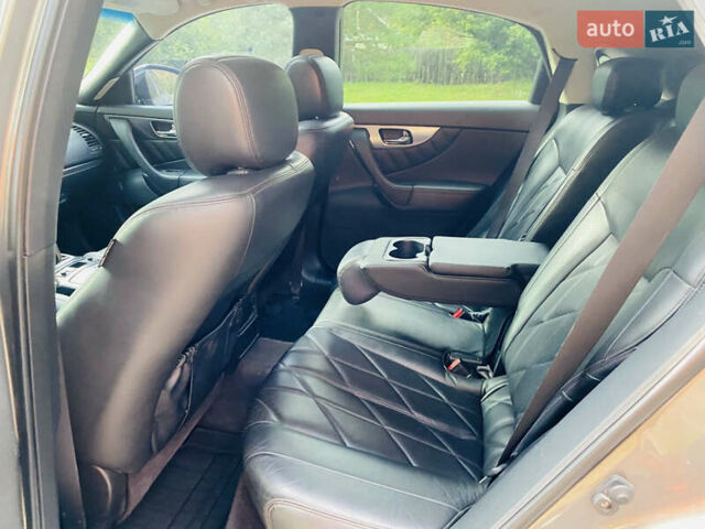 Серый Инфинити FX 35, объемом двигателя 3.5 л и пробегом 255 тыс. км за 11900 $, фото 32 на Automoto.ua