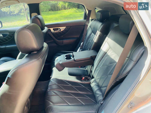 Серый Инфинити FX 35, объемом двигателя 3.5 л и пробегом 255 тыс. км за 11900 $, фото 13 на Automoto.ua