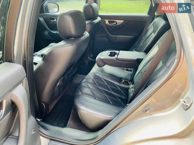 Серый Инфинити FX 35, объемом двигателя 3.5 л и пробегом 255 тыс. км за 11900 $, фото 28 на Automoto.ua