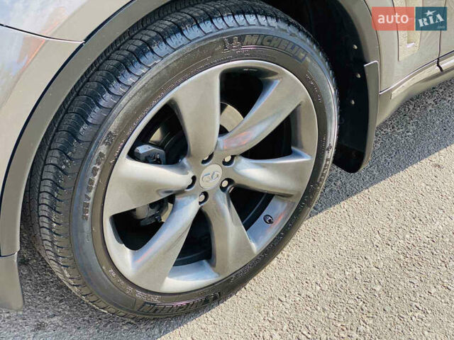 Серый Инфинити FX 35, объемом двигателя 3.5 л и пробегом 255 тыс. км за 11900 $, фото 1 на Automoto.ua