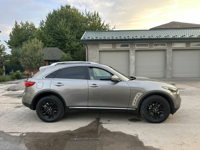 Серый Инфинити FX 35, объемом двигателя 3.5 л и пробегом 293 тыс. км за 12000 $, фото 2 на Automoto.ua