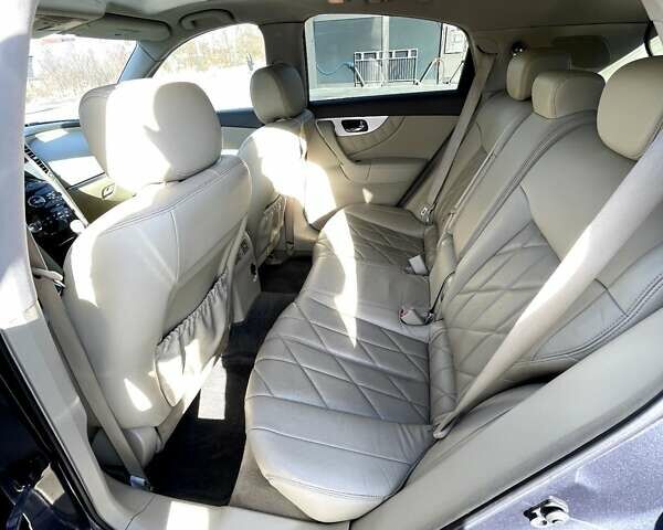 Серый Инфинити FX 35, объемом двигателя 3.5 л и пробегом 300 тыс. км за 11000 $, фото 7 на Automoto.ua