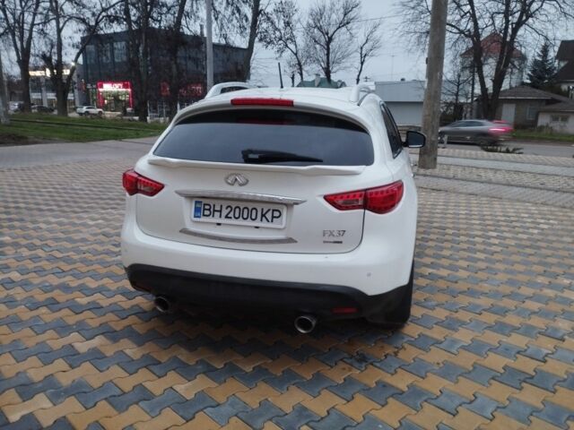 Белый Инфинити FX 37, объемом двигателя 3.7 л и пробегом 265 тыс. км за 12900 $, фото 4 на Automoto.ua