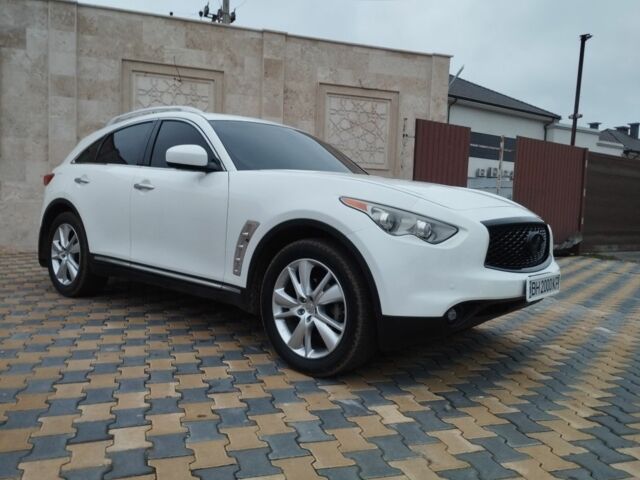 Белый Инфинити FX 37, объемом двигателя 3.7 л и пробегом 265 тыс. км за 12900 $, фото 1 на Automoto.ua