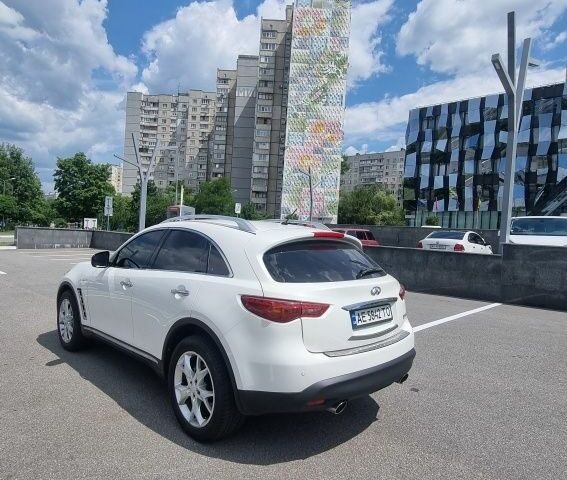 Білий Інфініті FX 37, об'ємом двигуна 3.7 л та пробігом 192 тис. км за 387 $, фото 7 на Automoto.ua