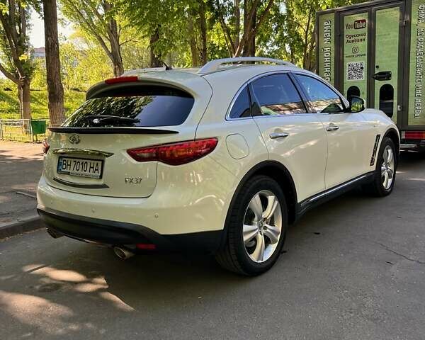 Білий Інфініті FX 37, об'ємом двигуна 3.7 л та пробігом 190 тис. км за 12600 $, фото 2 на Automoto.ua