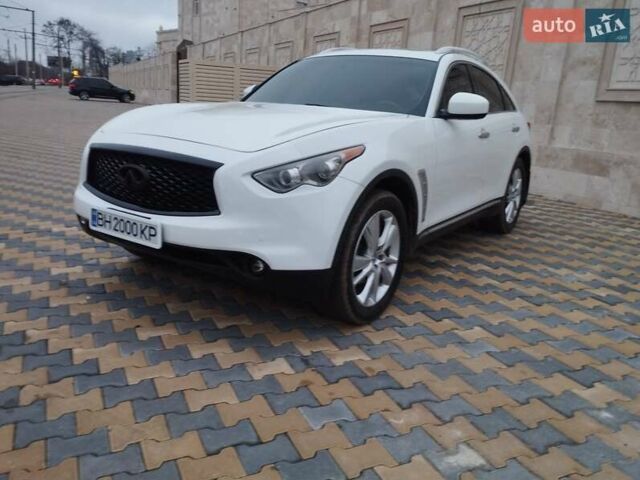 Белый Инфинити FX 37, объемом двигателя 3.7 л и пробегом 265 тыс. км за 12900 $, фото 3 на Automoto.ua