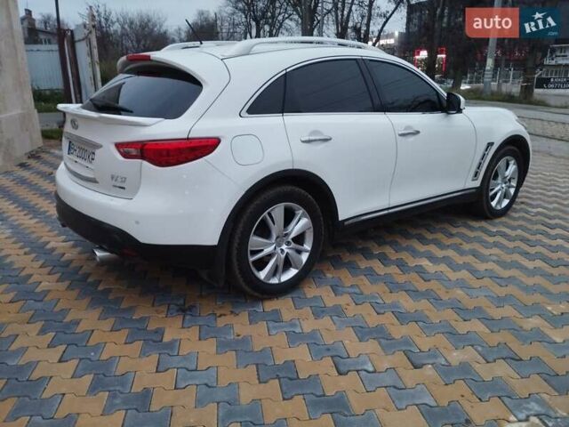 Белый Инфинити FX 37, объемом двигателя 3.7 л и пробегом 265 тыс. км за 12900 $, фото 1 на Automoto.ua