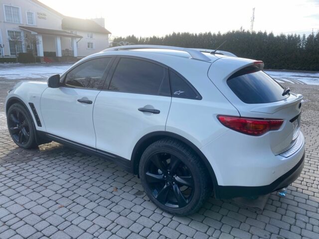 Белый Инфинити FX 37, объемом двигателя 3.7 л и пробегом 160 тыс. км за 18700 $, фото 3 на Automoto.ua