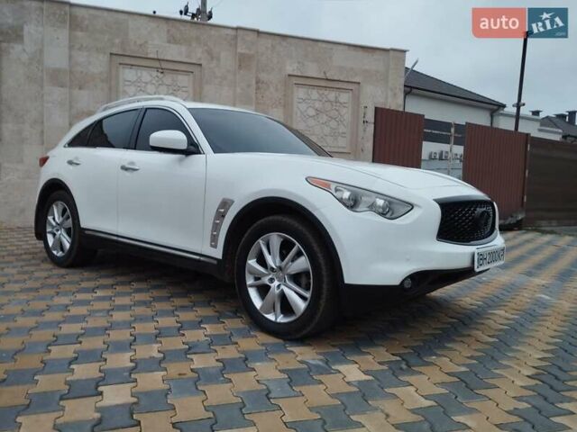 Белый Инфинити FX 37, объемом двигателя 3.7 л и пробегом 265 тыс. км за 12900 $, фото 6 на Automoto.ua