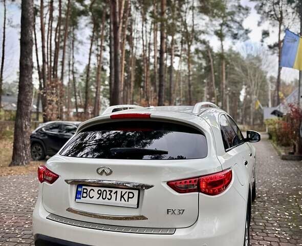Белый Инфинити FX 37, объемом двигателя 3.7 л и пробегом 160 тыс. км за 14900 $, фото 4 на Automoto.ua